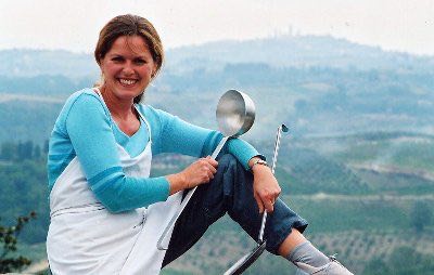 Susanne Fromm vor den Hügeln der Toskana